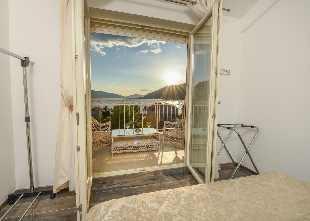 Sea Point Apart Hotel Tivat Kültér fotó